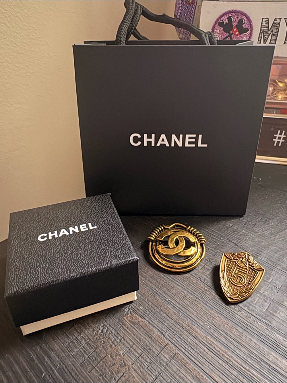 Chanel lot of 2 pins brooches bronze with bag and box